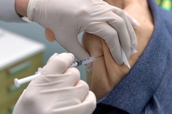 신종 코로나바이러스 감염증(코로나19) 화이자 백신 접종이 진행된 11일 대전의 한 예방접종센터에서 의료진이 어르신들에게 백신을 신중히 접종하고 있다. 프리랜서 김성태