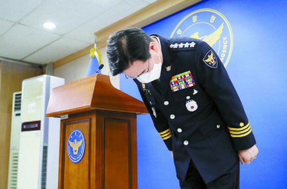 김창룡 경찰청장이 지난 1월 오후 서울 서대문구 미근동 경찰청에서 '정인이 학대 사망' 사건과 관련해 대국민 사과문을 발표, 고개 숙여 인사하고 있다. 뉴스1