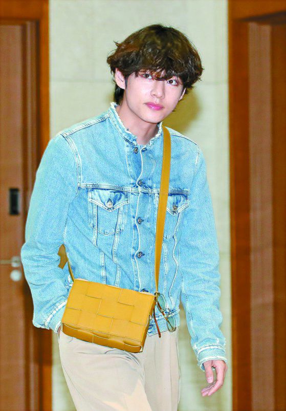 BTS 멤버 뷔는 명품 브랜드의 보테가 베네타의 핸드백을 매고 등장했다. 뉴스1