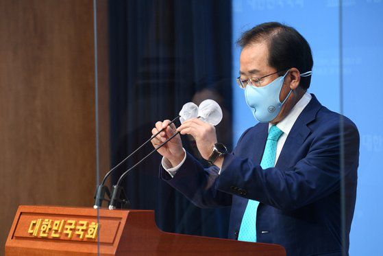 홍준표 무소속 의원이 지난 10일 서울 여의도 국회 소통관에서 국민의힘에 복당을 신청하겠다고 밝히고 있다. 연합뉴스