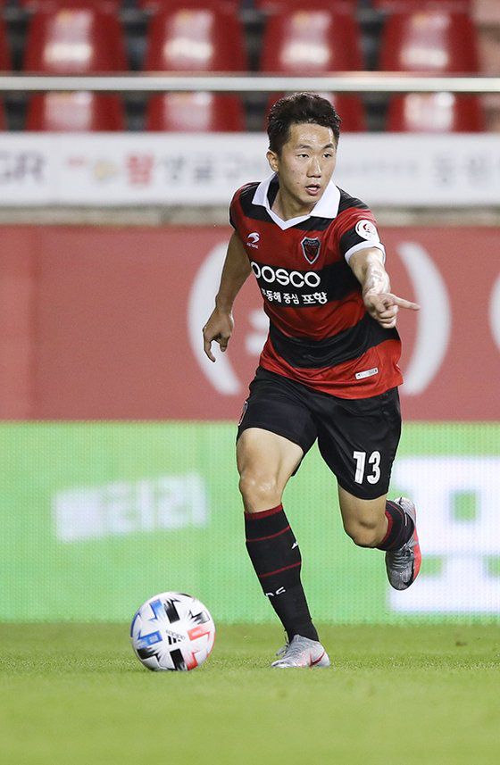 카타르 월드컵 2차 예선을 앞둔 축구대표팀 왼쪽 수비 라인이 비상이다. 최근 K리그에서 활약 중인 포항 강상우를 눈여겨 볼 만하다. [사진 프로축구연맹]