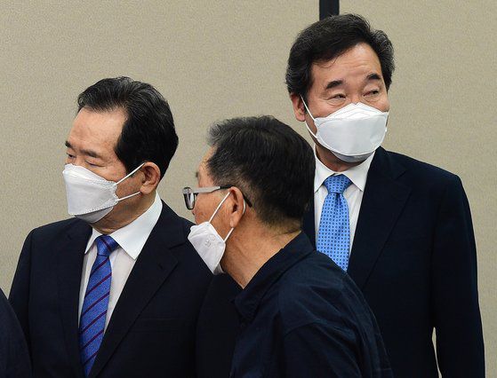 정세균 전 국무총리와 이낙연 더불어민주당 전 대표가 13일 국회에서 열린 더불어민주당 상임고문단 간담회에 참석하고 있다. 오종택 기자