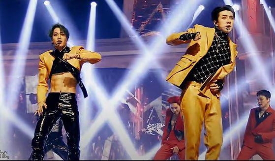 남자 아이돌 엑소 멤버 카이(왼쪽)는 무대에서 배꼽이 드러나는 크롭탑을 입고 등장했다. 사진 유튜브 캡처