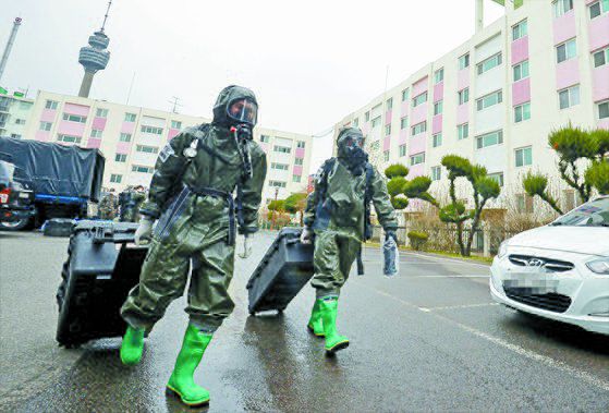 육군 제2작전사령부 소속 19화생방대대 장병들이 지난해 3월 코호트 격리 주거시설인 대구 달서구 한 아파트에서 방역작전을 펼치고 있다. 당시 신천지 신도가 거주하는 이 아파트에서 신종 코로나바이러스 감염증(코로나19) 확진자가 여러명 나왔다. 뉴시스