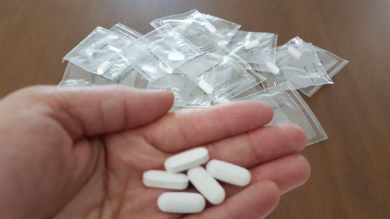 코로나 완치 후 두통 증세가 생겼다는 신천지 신도가 자신이 먹는 진통제를 들어보이고 있다. [사진 신천지 대구교회]