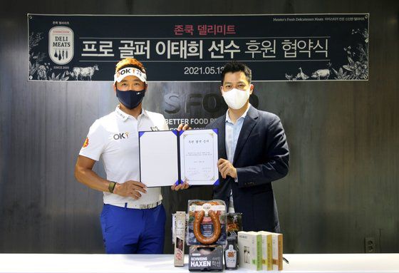 〈사진제공 = 존쿡 델리미트, 이태희 프로골프 선수(좌), 존쿡 델리미트 조성수 대표(우)〉