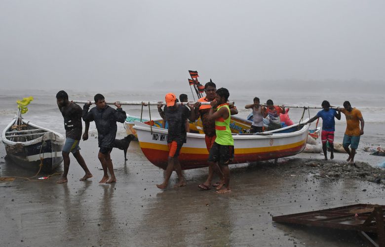 인도 서부해안의 어부들이 17일 사이클론 타우크테가 접근하기 전 어선을 육지로 옮기고 있다. EPA=연합뉴스