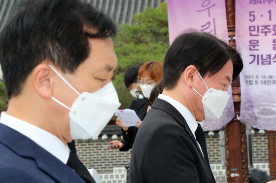 18일 오전 광주 북구 5·18 민주묘지에서 열린 제41주년 5·18 민주화운동 기념식에 참석한 국민의힘 김기현 당대표 권한대행과 국민의당 안철수 대표가 나란히 앉아 있다. 연합뉴스