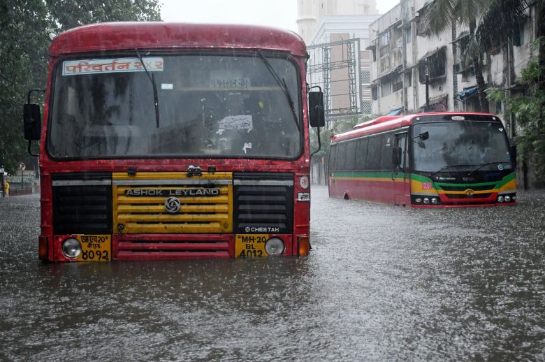 사이클론이 몰고 온 폭우로 뭄바이 등 대도시가 물에 잠겼다. 17일 시내를 운행하는 버스가 침수된 도로에 멈춰서 있다. EPA=연합뉴스