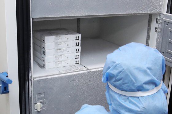 지난 3월 24일 오후 광주 서구 염주종합체육관에 설치된 지역 예방접종센터에서 의료진이 신종 코로나바이러스 감염증(코로나19) 예방 백신(화이자)을 초저온 냉동고에 보관하고 있다. 뉴스1