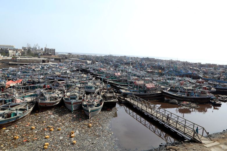 인도와 인접한 파키스탄도 사이클론 비상이 걸렸다. 아라비아해에 면한 파키스탄 최대 도시 카라치의 항구에 많은 어선이 대피하고 있다. Xinhua=연합뉴스