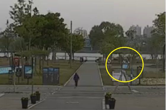 한강 반포공원 나들목에 위치한 CCTV 원본 영상. 보트라고 의혹제기된 것은 공원에 위치한 구조물이다. 최연수기자