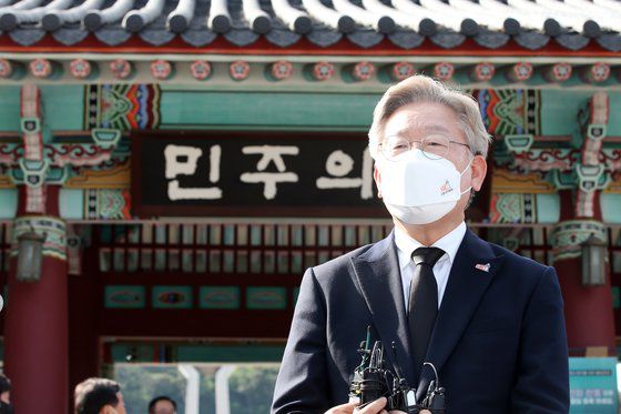 이재명 경기지사가 지난 18일 오후 5·18 민주묘지 민주의문 앞에서 참배를 마치고 취재진 질문에 답변하고 있다. 이 지사는 이날 "민생이 가장 중요하다"며 개헌론을 일축했다. 연합뉴스