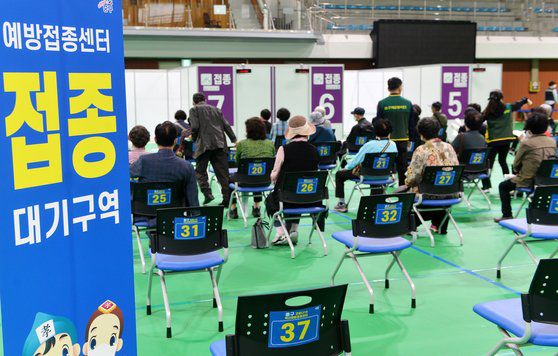 신종 코로나바이러스 감염증(코로나19)이 확산하고 있는 가운데 17일 오후 대전의 한 예방접종센터를 찾은 어르신들이 화이자 백신 2차 접종을 받기 위해 차례를 기다리고 있다. 김성태 기자