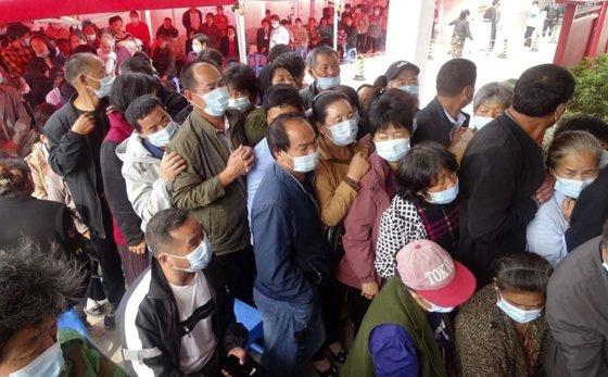 중국은 백신 접종을 개인의 선택에 맡긴다는 입장이지만, 일부 학교와 회사에서는 접종을 사실상 강요하고 있다는 얘기도 나온다. 사진은 중북 동부 안후이성 린취안 현의 한 농촌 집단 예방접종장에서 백신 접종을 위해 줄을 선 모습. SCMP 캡처