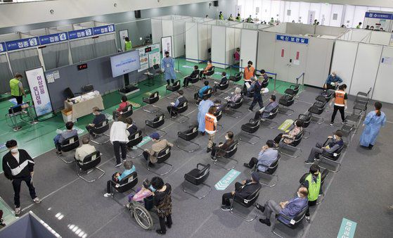 14일 오후 서울 서대문구 신종 코로나바이러스 감염증(코로나19) 예방접종센터에서 시민들이 백신예방접종을 위해 대기하고 있다. 뉴스1