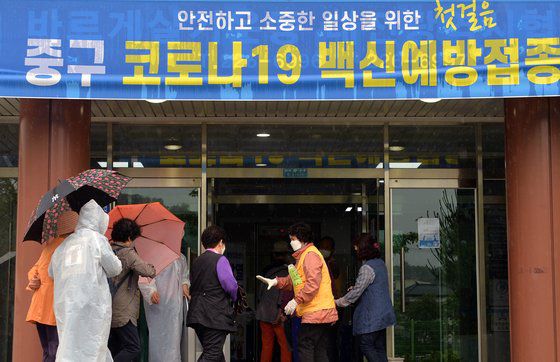 신종 코로나바이러스 감염증(코로나19)이 확산하고 있는 가운데 17일 오후 대전의 한 예방접종센터를 찾은 어르신들이 화이자 백신 2차 접종을 받기 위해 차례를 기다리고 있다. 프리랜서 김성태