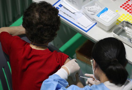 21일 오전 대전 유성구 예방접종센터에서 75세 이상 어르신들이 화이자 백신을 접종받고 있다. 뉴스1