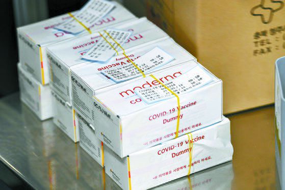 지난 12일 충북 오창 물류창고에서 '모더나 백신 수송 모의훈련'이 진행되고 있다.   사진은 오창 물류창고에 도착한 모더나 백신. 국방일보=연합뉴스