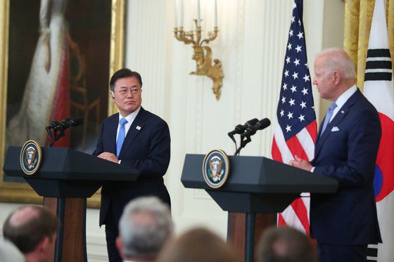 문재인 대통령과 조 바이든 미국 대통령이 21일 오후(현지시간) 백악관에서 정상회담 후 공동기자회견을 하고 있다. 연합뉴스