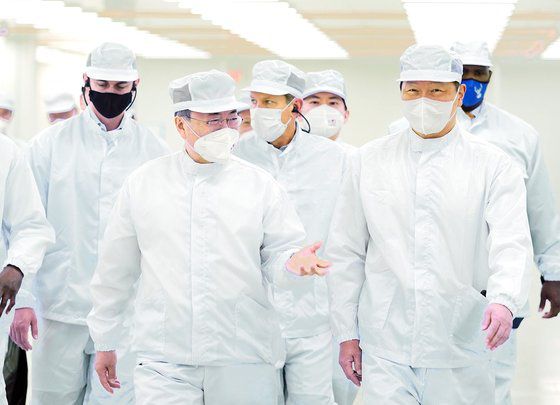 문재인 대통령이 22일 오후(현지시간) 미국 애틀랜타 SK이노베이션 조지아공장에서 전기차 배터리 1공장을 최태원 SK그룹 회장과 함께 시찰하고 있다. 뉴시스