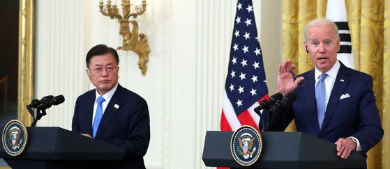 문재인 대통령과 조 바이든 미국 대통령이 21일 오후(현지시간) 백악관에서 정상회담 후 공동기자회견을 하고 있다. 연합뉴스