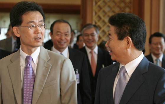 노무현 전 대통령은 임기 마지막해였던 2007년 8월 '한미FTA의 주역'으로 불린 김현종 전 청와대 2차장(사진 왼쪽)을 통상교섭본부장에 임명했다. 연합뉴스