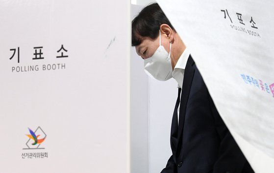 윤석열 전 검찰총장이 지난 4월 2일 오전 서울 서대문구 남가좌1동 주민센터에 차려진 2021 재보궐선거 사전투표소에서 투표하고 있다. 임현동 기자