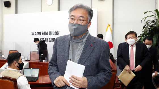 정진석 국민의힘 4.7 재보궐선거 공천관리위원장이 지난 3월 26일 국회에서 면접심사 결과를 발표한 뒤 나가고 있다. 오종택 기자