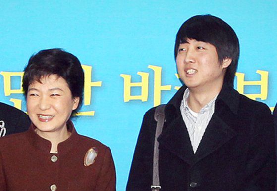 2011년 12월 한나라당 비상대책위원회 첫 회의 때 박근혜 당시 비상대책위원장과 이준석 비상대책위원의 모습. 중앙포토