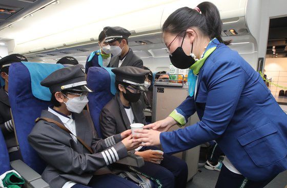 부산광역시 남성초등학교 학생들은 하룻밤 자고 오는 수학여행 대신 지난 6일 '무착륙 학습 비행'을 했다. 부산시교육청은 거리두기 단계에서는 숙박형 여행을 금지하고 1일형 현장 체험학습을 하도록 하고 있다. 송봉근 기자