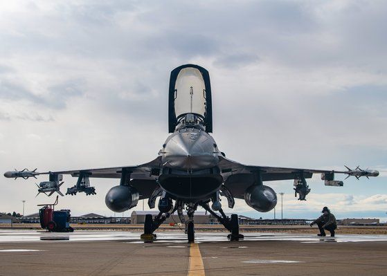 출격을 앞둔 F-16V 바이퍼. 미 공군
