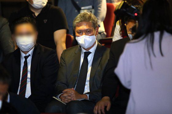 노태우 전 대통령의 외아들인 노재헌 동아시아문화센터 원장이 25일 광주 동구 광주아트홀에서 5·18 민주화운동을 다룬 연극 '애꾸눈 광대' 관람을 마친 뒤 자리에 앉아 있다. 연합뉴스