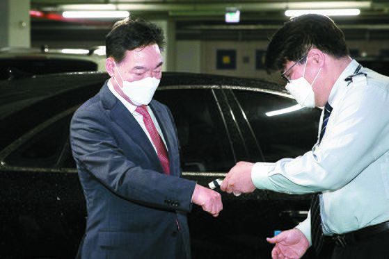 김오수 검찰총장 후보자가 25일 인사청문회 준비 사무실이 있는 서울고등검찰청으로 출근하며 발열 체크를 하고 있다. 김 후보자 인사청문회는 오늘(26일) 국회에서 열린다. [뉴스1]