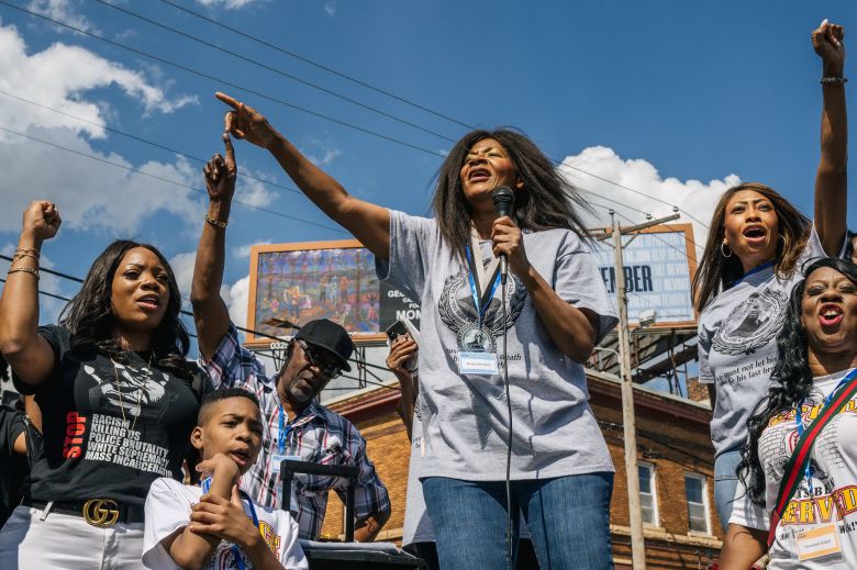 플로이드의 숙모 앤절라 해럴슨이 미니애폴리스에서 열린 플로이드 추모행사에 참석해 연설하고 있다. AFP=연합뉴스