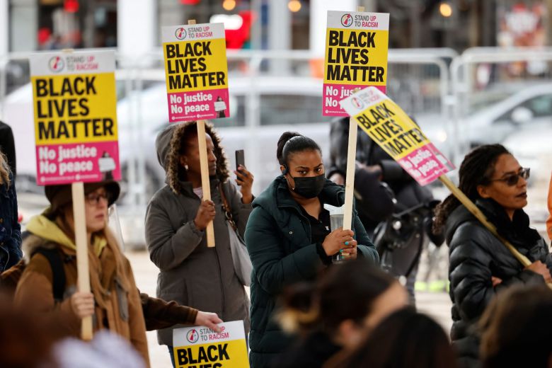 조지 플로이드 사건은 "흑인 생명도 소중하다"는 세계적인 운동을 불러 일으켰다. 25일 영국 런던에서도 그를 추모하는 모임이 열렸다. AFP=연합뉴스