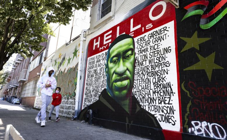 뉴욕 시에도 조지플로이드를 추모하는 그림판이 설치됐다. EPA=연합뉴스