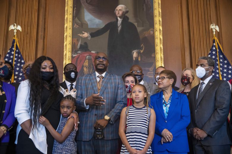 플로이드의 딸 지애나(왼쪽 둘째), 동생 필로니스(가운데) 등 유족이 25일 펠로시 미 하원의장을 만나기 위해 연방의사당을 방문했다. 이들은 백악관을 방문해 조 바이든 대통령과도 만나 대화했다. AP=연합뉴스