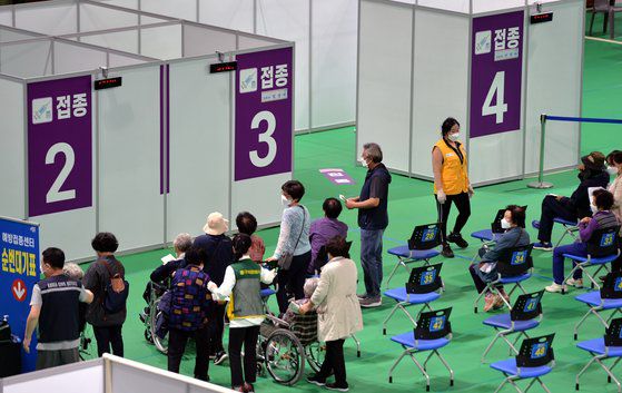 25일 오후 대전의 한 예방접종센터를 찾은 어르신들이 백신을 접종받기 위해 차례를 기다리고 있다. 프리랜서 김성태