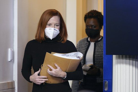 미국 백악관 브리핑은 젠 사키(왼쪽) 대변인이 진행하고 있다. 장 피에르(오른쪽) 부대변인은 이 자리에 배석해왔다. AP=연합뉴스