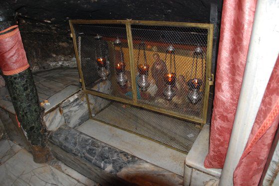 아기 예수를 눕혔다고 전해지는 말 구유가 있던 장소다. 지금은 그 위에 초를 켜놓고 있다.