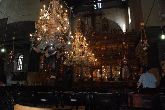 예수가 탄생한 장소 위에 지어진 예수탄생교회. 325년에 지었다가 파괴되고 529년에 재건됐다.