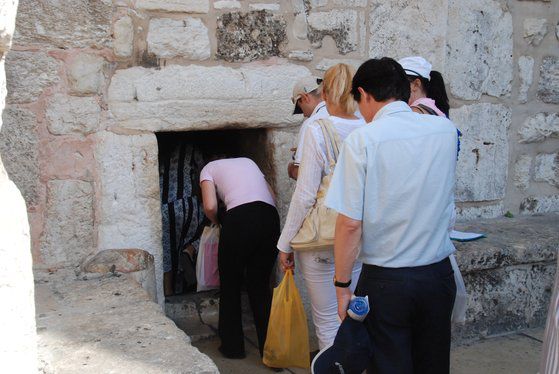 예수 탄생 교회 안으로 들어가려면 낮고 작은 출입구를 통과해야 한다. 아무리 높은 신분의 사람이라도 말에서 내린 뒤 고개를 숙이고서야 안으로 들어갈 수 있었다.
