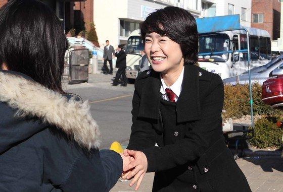 과거 부산시 사상구에서 유권자들을 만나 선거 운동을 하던 시절. [중앙포토]