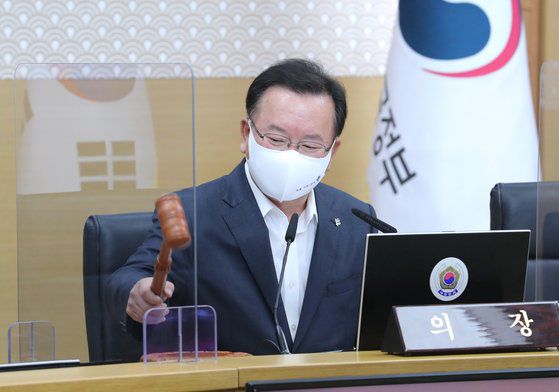 김부겸 국무총리가 1일 오전 세종시 정부세종청사에서 서울과 영상으로 연결해 열린 국무회의에서 의사봉을 두드리고 있다. 연합뉴스