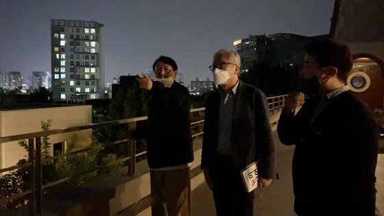 윤석열 전 검찰총장이 1일 저녁 서울 서대문구 연희동의 전시 공간인 '캐비넷 클럽'을 찾아 모종린 연세대 국제대학원 교수와 골목 상권 관련 대화를 나누는 모습. 좌측부터 윤 전 총장, 모 교수, 장예찬 시사평론가. 사진 유튜브 '장예찬TV'