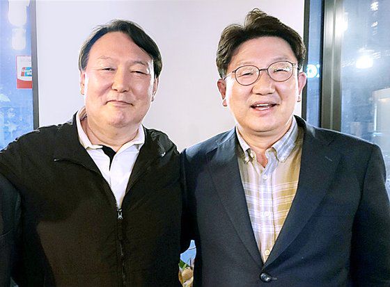 윤석열 전 검찰총장이 지난 5월 29일 강원도 강릉에서 권성동 국민의힘 의원을 만나 기념사진을 찍고 있다. 윤 전 총장이 지난 3월 검찰을 떠난 이후 현직 정치인을 만난 사실이 알려진 것은 이번이 처음이다. (독자 제공) 뉴스1