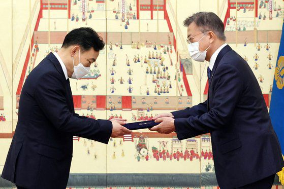 문재인 대통령이 1일 오후 청와대에서 신임 김오수 검찰총장에게 임명장을 수여하고 있다. 연합뉴스