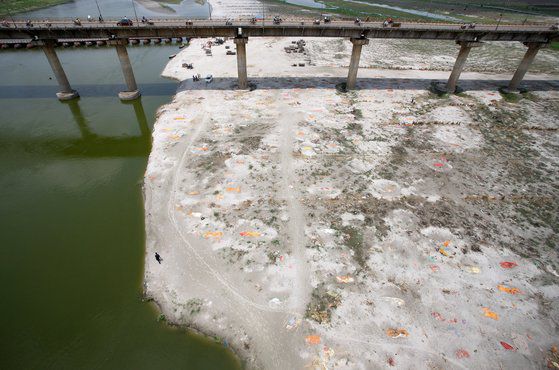 갠지스강 강변 모래톱에 코로나19 사망자로 추정되는 이들의 시신이 묻혀있다. 로이터=연합뉴스