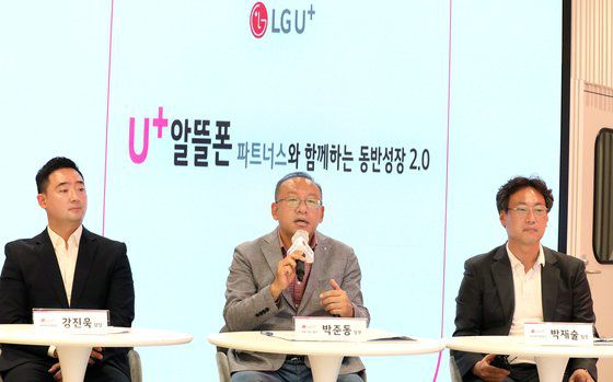 LG유플러스 사옥에서 3일 열린 U+알뜰폰파트너스 2.0 개편 간담회 모습. 왼쪽부터 강진욱 MVNO사업담당, 박준동 제휴사업그룹장, 박재술 MVNO영업1팀 팀장이 질문에 답변하고 있다. [사진 LG유플러스]